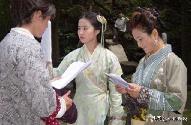 《仙剑1》片场照，主演打打闹闹，感情真好