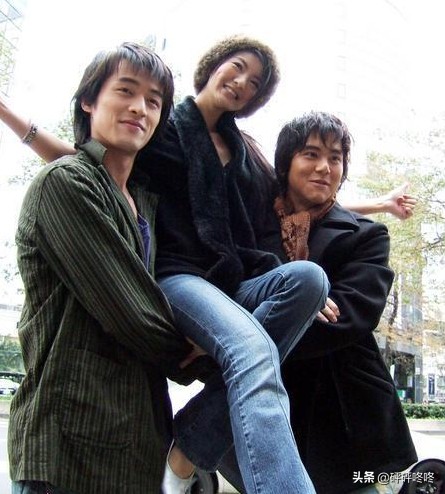 《仙剑1》片场照，主演打打闹闹，感情真好