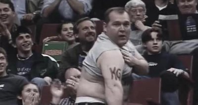 ​NBA感人名场面之“加内特忠实球迷脱衣热舞感动狼王”