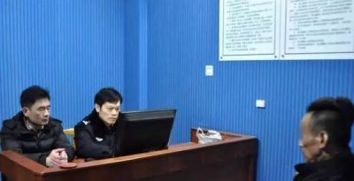 ​他脚踩国旗表演舞狮，后果很严重