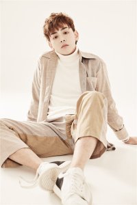 ​邱赫南晒写真化身阳光暖男 笑容明媚少年感十足