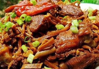 ​葱扒鸭子 成菜金黄 鸭肉酥嫩 味道鲜美 多谢转发