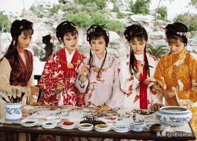 ​刘姥姥一眼看出宝钗是鬼，蘅芜苑外的残荷与荇菜，点明黛玉之死