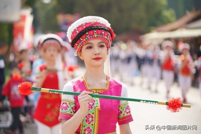 ​云南昆明：载歌载舞“绕三灵” 游客体验白族风情