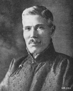 ​本是首富之子，却远赴东北抗战，建国后继承百亿家产，又是首富