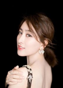 ​马苏的身材原来这么美，非常性感，尤其第四张红色礼服非常惊艳