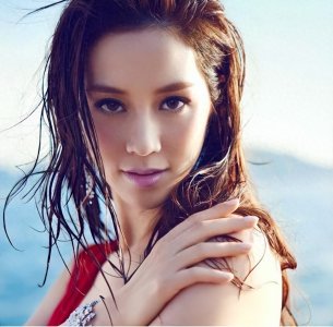 ​14岁已是“人间尤物”，被首富看中花10亿娶回家，8年相继生四胎