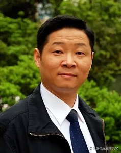 ​“三德子”养鸡身价上亿，却在乡下庭院喝茶，娶小15岁模特娇妻