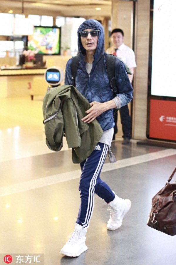 朴树现身机场骨瘦如柴，帽子遮头毫无偶像包袱