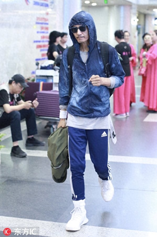 朴树现身机场骨瘦如柴，帽子遮头毫无偶像包袱