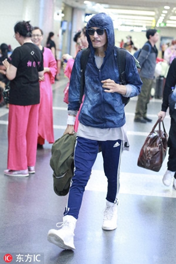 朴树现身机场骨瘦如柴，帽子遮头毫无偶像包袱