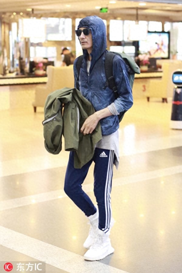 朴树现身机场骨瘦如柴，帽子遮头毫无偶像包袱