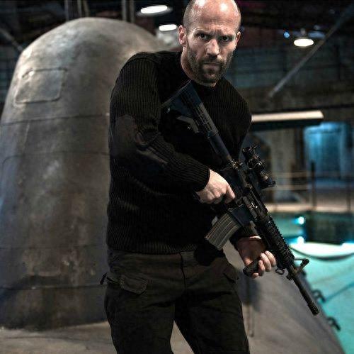 帅秃杰森、大美女杰西卡强强联手，《机械师2：复活》满血归来