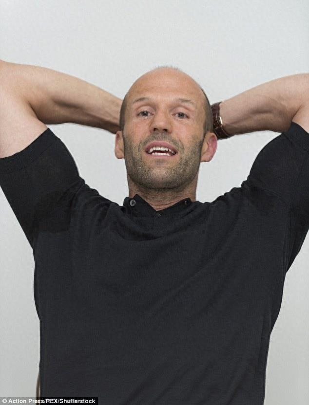 帅秃杰森、大美女杰西卡强强联手，《机械师2：复活》满血归来