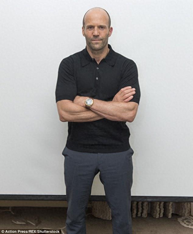 帅秃杰森、大美女杰西卡强强联手，《机械师2：复活》满血归来