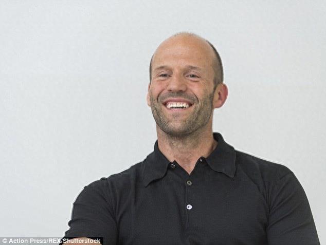 帅秃杰森、大美女杰西卡强强联手，《机械师2：复活》满血归来