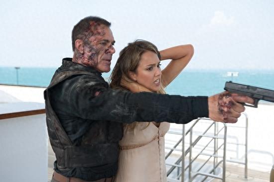 帅秃杰森、大美女杰西卡强强联手，《机械师2：复活》满血归来