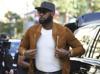 ​福布斯体坛富豪排行榜100名，NBA第一人屈居第八，前七难以超越