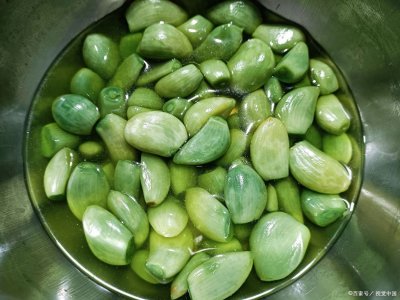 ​腌腊八蒜，光加醋可不行，多加2样，2天就变翠绿，口感清脆酸爽