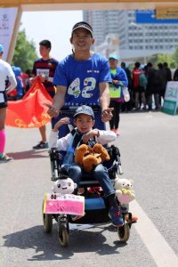 ​历届汉马的别样跑者：高位截瘫姑娘坐轮椅“跑”马拉松，75岁银发跑者重返故乡