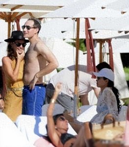 ​“虎妈”邓文迪：身价400亿也为俩女儿铺路，大女儿男友背景强