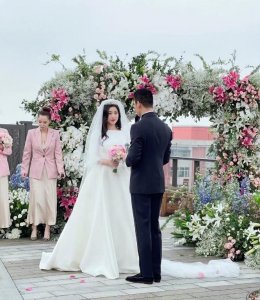 ​36岁朱珠与小两岁的清华教授结婚，小腹处隆起，喜上加喜了吗？