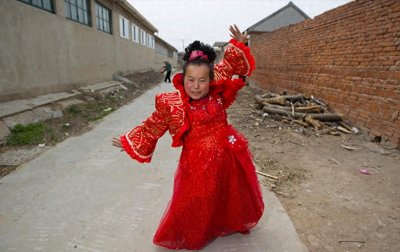 ​山东50岁农妇，一年四季只穿婚纱不穿其他衣服，背后故事令人动容