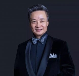 ​陪妻抗癌16年不离不弃，《小白杨》原唱阎维文的模范爱情故事