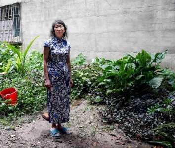 ​62岁男子穿旗袍女装20年，假扮病逝的妹妹：背后的故事，我不敢看