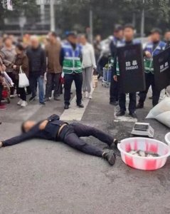 ​刀口上的生计：成都鱼贩与城管冲突背后的故事