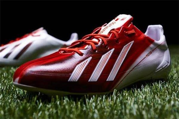 足球鞋和运动鞋的区别 差异很明显