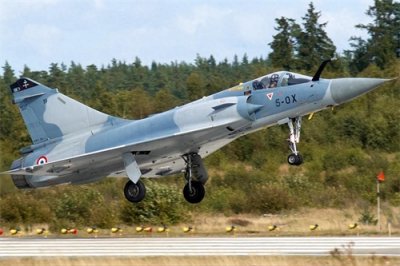 ​法国“幻影”2000战斗机：空中魔术师的新篇章