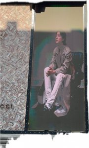 ​67岁郑裕玲现身上海，脸歪瘦得皮包骨，还去打卡肖战大屏