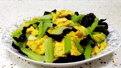 ​芹菜木耳炒鸡蛋地道家常菜的做法，脆嫩鲜香，下饭又解馋