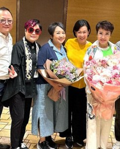 ​狄波拉庆祝72岁生日，与丈夫合照幸福洋溢，相差11岁不像老妻