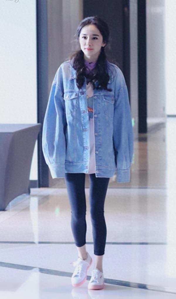 杨幂换发型了,双马尾搭配牛仔夹克衫,轻轻松松美回18岁!