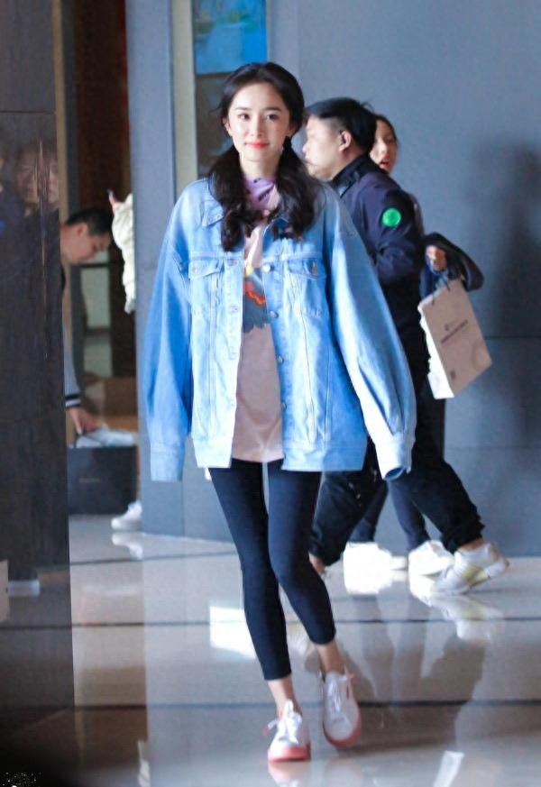 杨幂换发型了,双马尾搭配牛仔夹克衫,轻轻松松美回18岁!