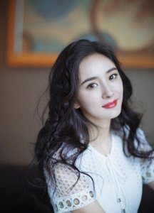 ​杨幂换发型了，双马尾搭配牛仔夹克衫，轻轻松松美回18岁！