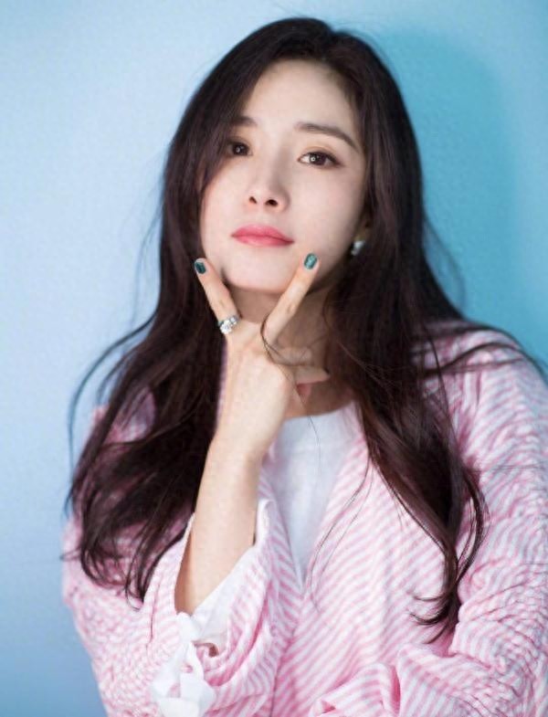 杨幂换发型了,双马尾搭配牛仔夹克衫,轻轻松松美回18岁!