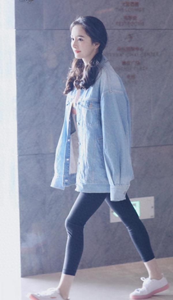 杨幂换发型了,双马尾搭配牛仔夹克衫,轻轻松松美回18岁!