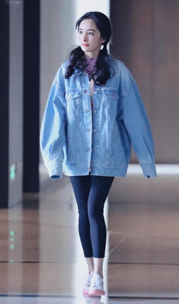 杨幂换发型了,双马尾搭配牛仔夹克衫,轻轻松松美回18岁!