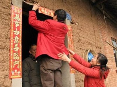 ​2024立春和春节时间重叠，应该在立春之前，还是春节当天贴对联？