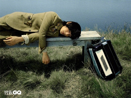 朱一龙拖把头造型，拖把头晒伤妆，复古文艺又带这些许温柔的朋克