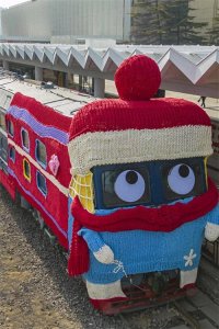 火车真的穿上毛衣啦！网友：这也太萌了