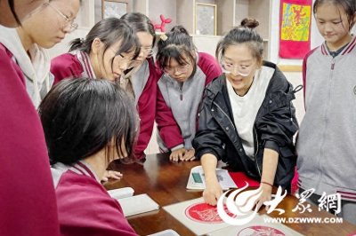 ​枣庄市第八中学组织开展非遗剪纸艺术活动