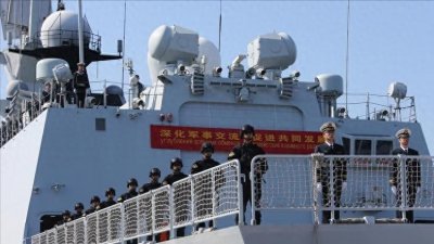 ​海军烟台舰登陆烟台，庆祝海军节。