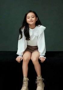 ​甜馨：内外兼修的美丽少女