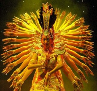 ​当年央视春晚一鸣惊人的“千手观音”，居然有9个男生出演