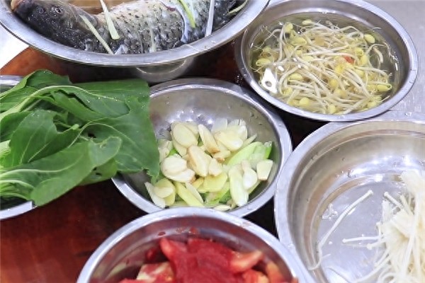 厨师长教你做风味酸辣鱼，操作讲解简单明了，店里面的一道大菜