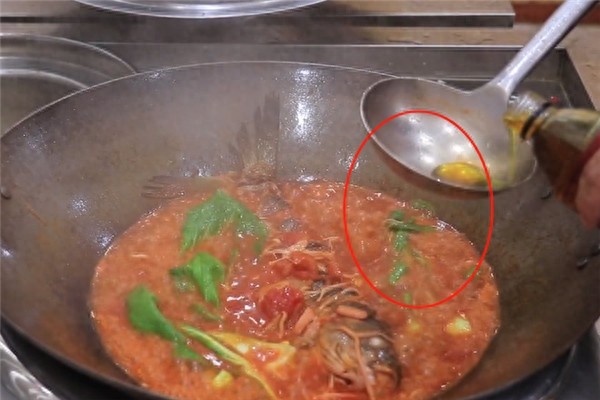 厨师长教你做风味酸辣鱼，操作讲解简单明了，店里面的一道大菜